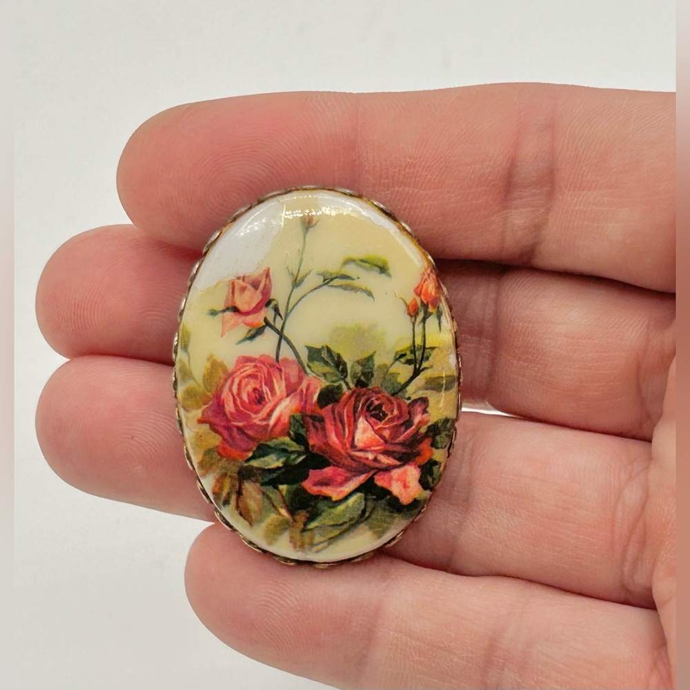 Vintage Oval Floral Pin Brooch Gold Tone Metal Plastic Graphic Damage